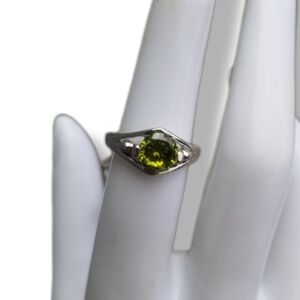 RHODIUM SILVERPLATED LADIES RING SET WITH ROUND BRILLIANT CUT GREEN CZ STONE